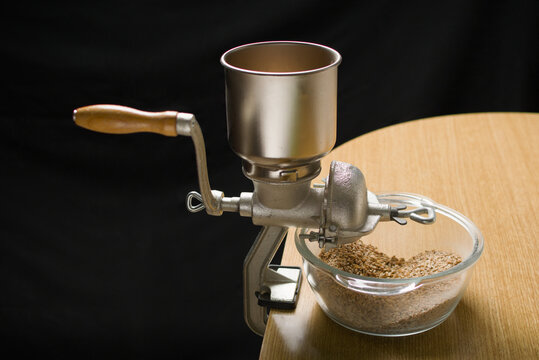 Molino de metal para moler malta para hacer cerveza.