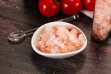 Rose pink Himalai salt in the bowl