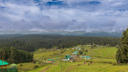 Tucked away in the Pir Panjal range, Yousmarg is a serene alpine valley about 50 km from Srinagar. Known as the “Meadow of Jesus”, it enchants visitors with rolling grasslands and pine-clad hills.