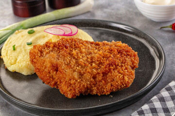 Chicken schnitzel with mashed potatoes