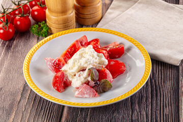 Salad with stracciatella and tomato