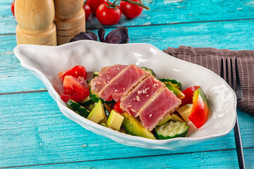 Salad with tuna tataki and avocado