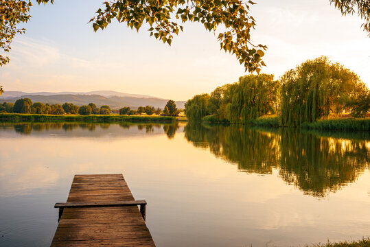 Ruhiger Sommerabend am Teich mit Steg