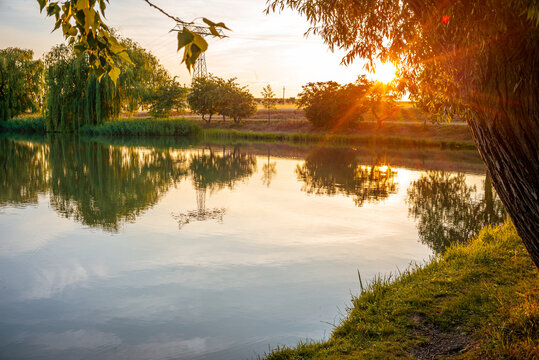 Spiegelung im Wasser bei Sonnenuntergang