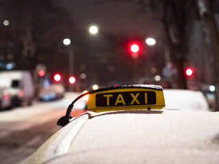 Taxi bei Nacht im Winter
