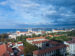 Obraz premium Panoramic view of Istanbul's historical university and city skyline with a blue sky
