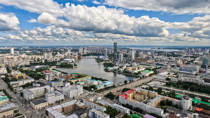 Obraz premium A panorama of a large developing city with diverse architecture.