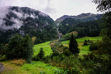 Foggy Swiss Alps with lush green peaks / Alpes suizos brumosos con picos verdes / Neblige Schweizer...