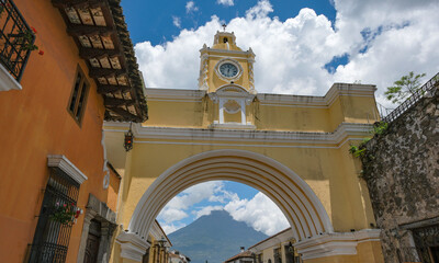 Obraz premium Antigua Guatemala, Guatemala - June 29, 2025: Arch of Santa Catalina in Antigua Guatemala, Sacatepequez, Guatemala.