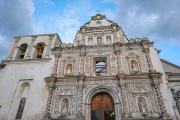 Fototapeta premium Quetzaltenango, Guatemala - July 13, 2025: Cathedral of the Holy Spirit in Quetzaltenango, Guatemala.