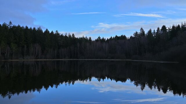 Spiegelung, See, Wald, Himmel, Wolken, M&uuml;lbener See, Waldbrunn, Odenwald, Baden-W&uuml;rttemberg, Deutschland