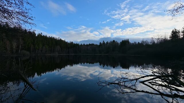 Spiegelung, See, Wald, Himmel, Wolken, M&uuml;lbener See, Waldbrunn, Odenwald, Baden-W&uuml;rttemberg, Deutschland