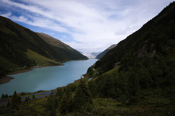 Austrian Alps mountain with lake, clouds, and grazing cows / Montaña de los Alpes austriacos con lago, nubes y vacas pastando / Österreichischer Alpenberg mit See