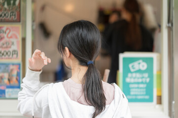 注文の品を店先で待つ女の子