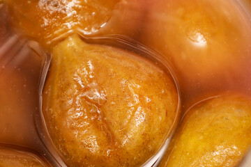 保存容器にいれたイチジクのシロップ煮のクローズアップ画像