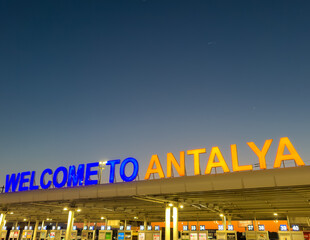 Obraz premium Welcome to Antalya Neon Sign at Twilight