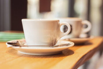 Obraz premium Warm cups of coffee on a wooden table in a cozy cafe during a relaxed afternoon
