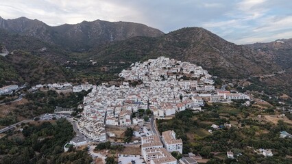 Vista aérea con dron de Ojén, Málaga – pintoresco pueblo blanco de Andalucía, España
