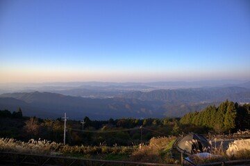 朝焼け前の生石高原と街並み