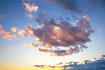 Obraz premium Colorful clouds over a sunset sky creating a stunning evening atmosphere