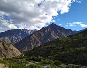 Obraz premium Mountain valley landscape under a partly cloudy sky
