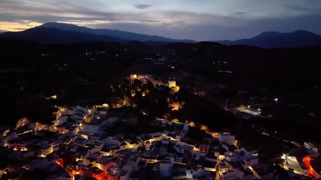 Vista a&eacute;rea nocturna con dron de Monda y su castillo, Andaluc&iacute;a, Espa&ntilde;a