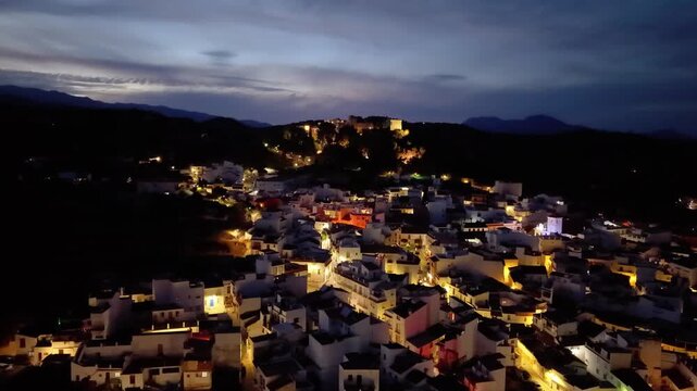Vista a&eacute;rea nocturna con dron de Monda y su castillo, Andaluc&iacute;a, Espa&ntilde;a