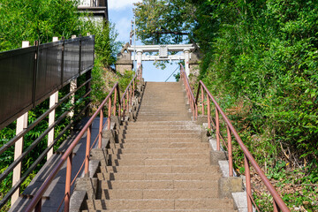 神社へ続く細くて長い石段