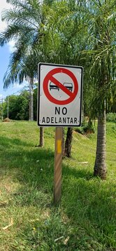 &Uuml;berholverbotsschild &bdquo;No Adelantar&ldquo; in Paraguay &ndash; Stra&szlig;enverkehrszeichen