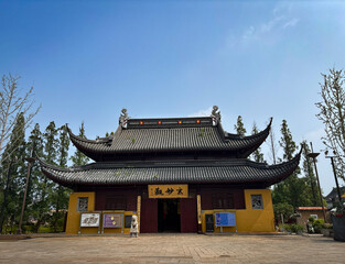 Fototapeta premium 伝統的な屋根装飾が美しい歴史ある寺院の正面風景