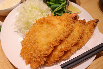 大きなエビフライの定食