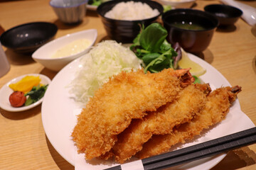 港町の定食屋のランチ、エビフライ