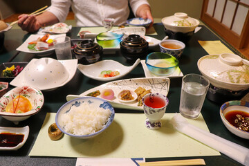日本の旅館の夕食、懐石料理