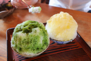 日本の夏の菓子、抹茶かき氷と練乳かき氷