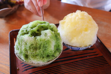 日本の夏の菓子、抹茶かき氷と練乳かき氷