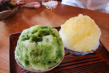 日本のスイーツ、抹茶かき氷と練乳かき氷