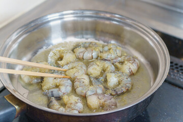 エビをフライパンで焼く(ガーリックシュリンプ)・焼き始めでエビの色が赤くなる前