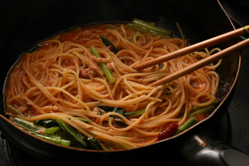 料理中のトマトソースパスタ