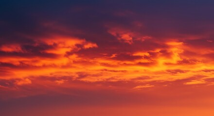 Obraz premium Dramatic sunset sky with vibrant orange and purple hues at dusk