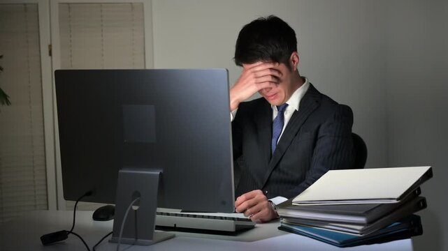 パソコン作業をする男性