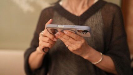 スマホを操作する女性