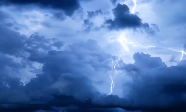 Awan mendung disertai kilatan petir 