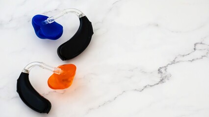 補聴器 イヤーモールド 白背景