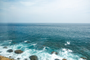 片瀬白田海岸。 
伊豆半島の海岸線を走る伊豆急行線の車窓からの風景。
伊豆諸島（伊豆大島、利島、新島、式根島、鵜渡根島）などが見えている。
静岡県伊豆半島、伊豆急行線車内-2025
