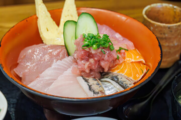 下田駅前の海鮮料理店で昼食を食べる。
本日の海鮮丼はマグロの赤身、ネギトロ、サーモン、ハマチ、メダイ、アジ、卵焼き。
静岡県の日本酒も飲む。
伊豆急下田駅下田市静岡県-2025/7/5
