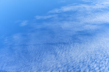 透明感のある空と白い雲のパターン