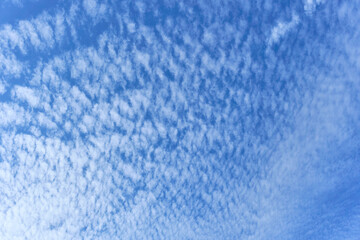 透明感のある空と白い雲のパターン