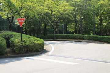 止まれの標識のある交差点