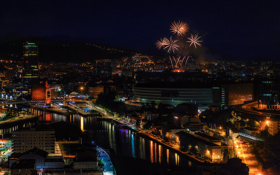 Estrellas que florecen sobre la ciudad