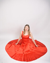 frau jung mädchen im roten abschlussballkleid kleid opernballschick ellegant glamurös